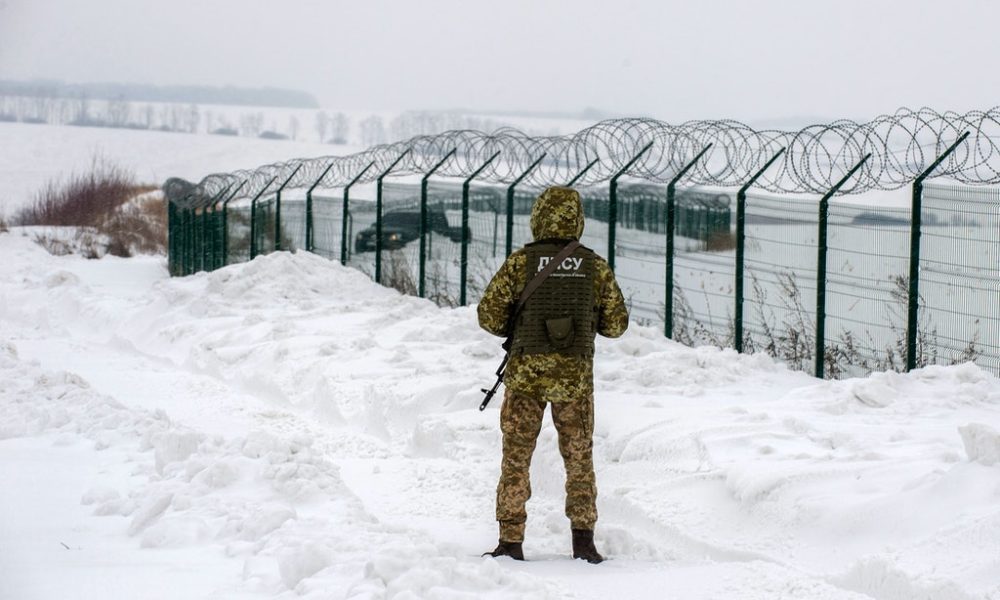 7. Februar 2022: Ein ukrainischer Soldat überwacht die Grenze zu Russland. Nur 40 Kilometer entfernt liegt Kharkiw, die zweitgrößte Stadt der Ukraine.